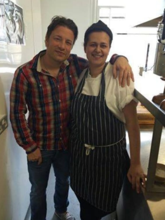 Chef a preparar uma refeição na cozinha